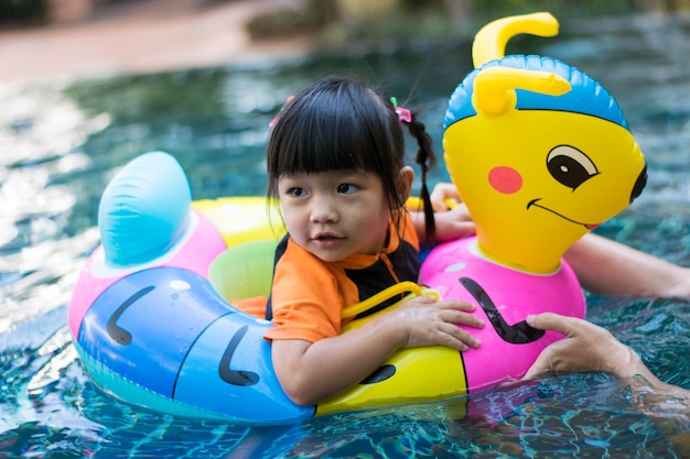 Baby spielt Wasser im Pool