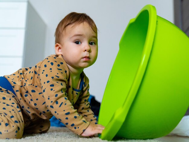 Baby spielt zu Hause mit einer Schüssel Babyspielzeug Spielzeug zur Entwicklung der Kreativität Becken für die Wäsche