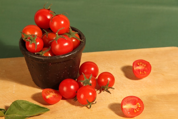 Baby-Tomaten im kleinen Topf