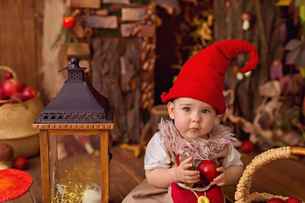 Foto baby trägt gnom kostüm für halloween