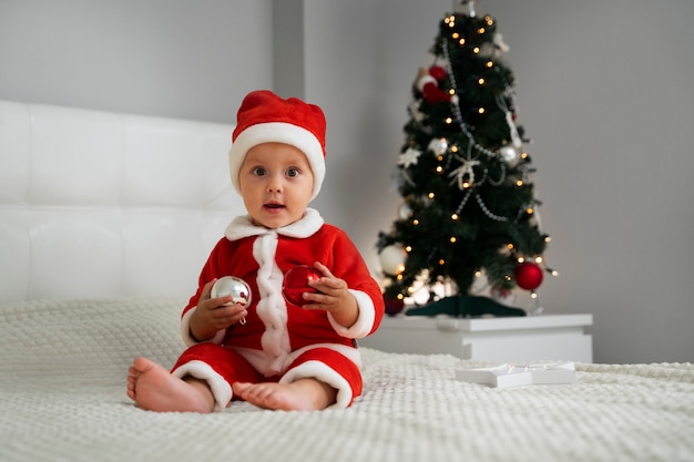 Foto baby trägt santa-outfit voller schuss