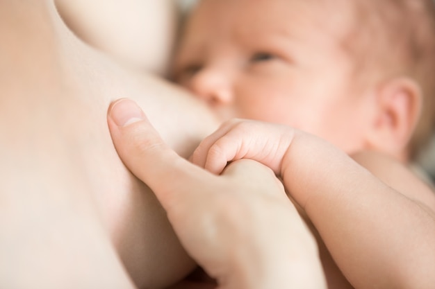 Foto baby-trinken aus einer brust