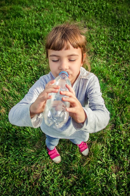 Baby trinkt Wasser aus der Flasche. selektiver fokus.