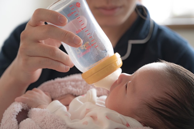 Baby und Babyflasche