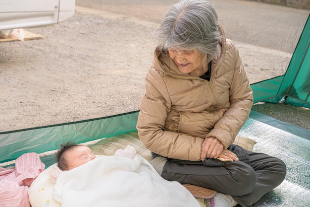 Baby und Großmutter schlafen in einem Zelt