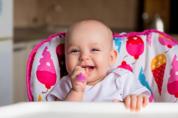 Baby und isst unabhängig