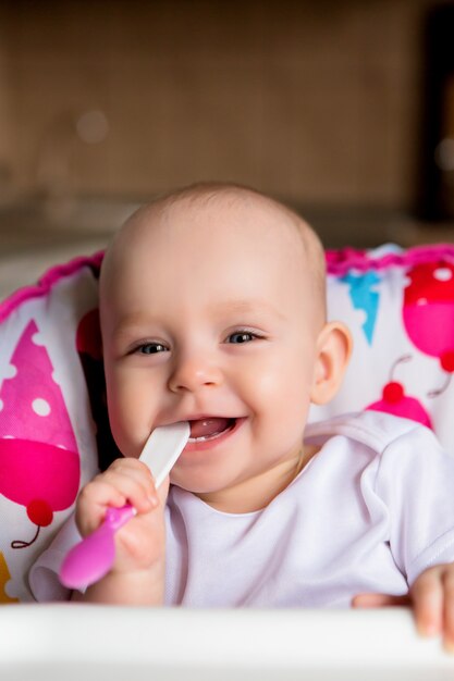 Baby und isst unabhängig