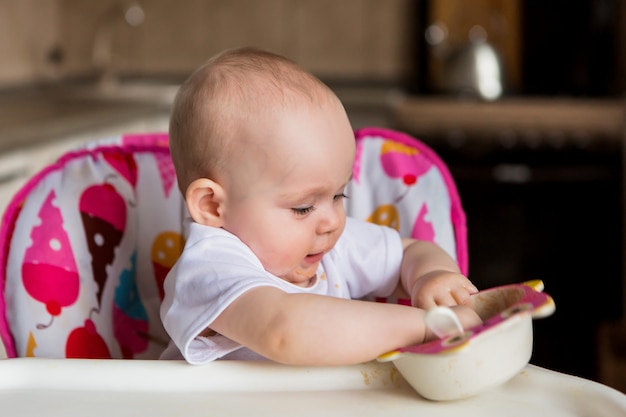 Baby und isst unabhängig