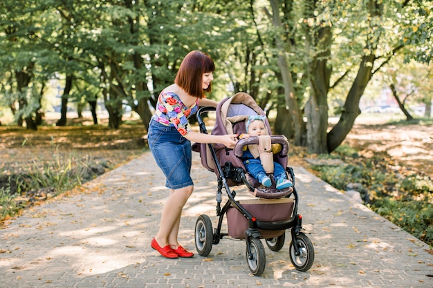 Baby und Mutter mit den Alpenbergen in der Natur im Hintergrund