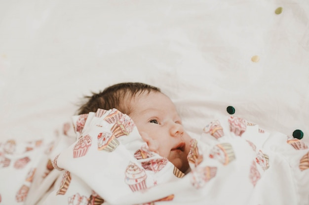 Baby versteckt zwischen den Blättern