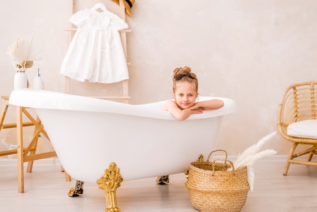 Baby wäscht sich im Badezimmer