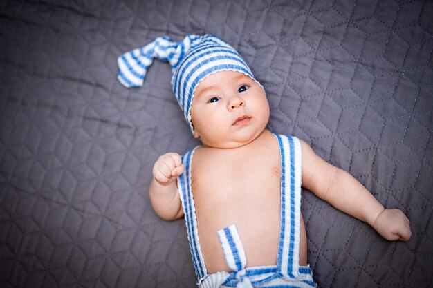 Baby zwei Monate alt in einem Hut Modischer kleiner neugeborener Junge