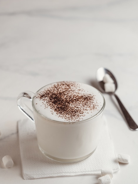 Babyccino sobre mesa de mármol, espacio de copia