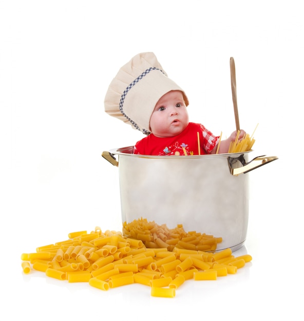 Babychef in einem riesigen Topf mit Nudeln