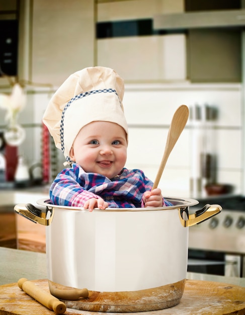 Babychef in einem Stahltopf