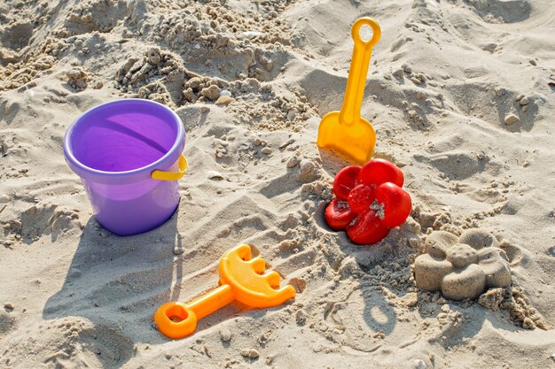 Babyeimer und Spielzeug im Sand