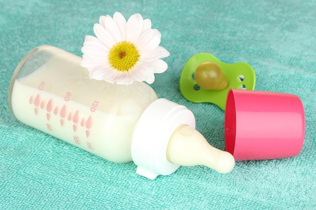 Babyflasche Milch auf blauem Tuch