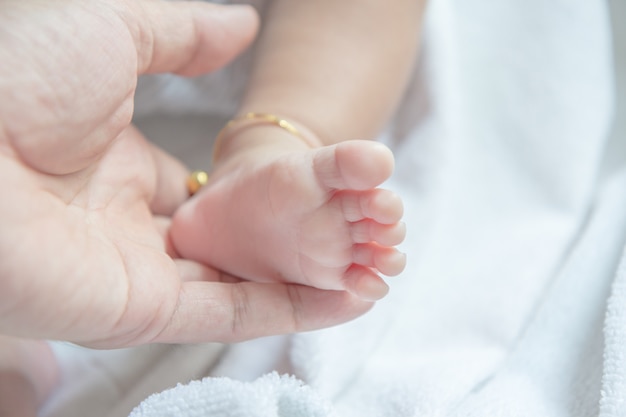 Foto babyfüße auf der vaterhand, liebe