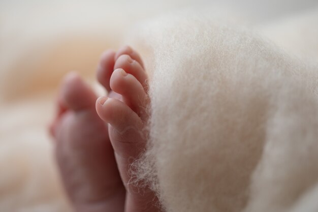 Babyfüße auf weißem Hintergrund Babys Leben das Baby in der Krippe ein leeres Blatt