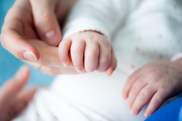 babyhand, die erwachsenen finger hält