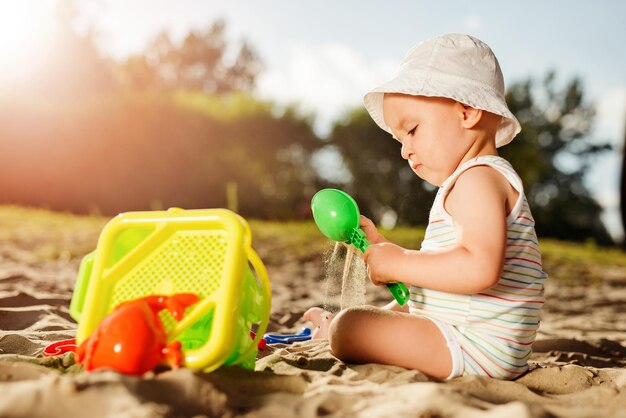 Babyjunge spielt mit Strandspielzeug