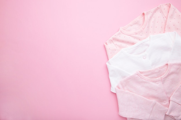 Babykleidung für neugeborenes Mädchen auf rosa