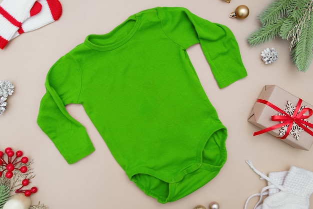 Babykleidung Mock-up mit Weihnachtsdekorationen für das neue Jahr Layout für Ihr Logo-Design