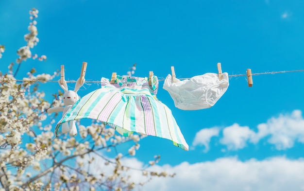 Babykleidung trocknet auf der Straße. Selektiver Fokus.