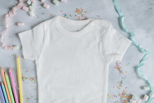 Babykleidungsmodell, Neugeborenen-Bodysuit-Modell, weißer Bodysuit auf grauem Hintergrund