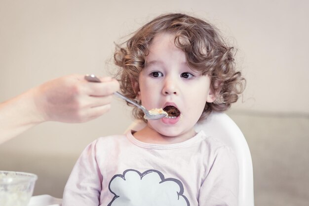 Babymädchen beim Essen zu Hause