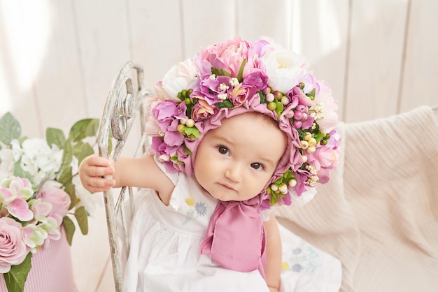 Babymädchen im Blumenhut Postkarte Muttertag und Ostern Kinderschutztag Weltglückstag Lächelndes Kind