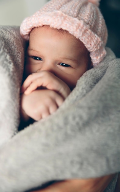 Babymädchen in eine Decke gehüllt