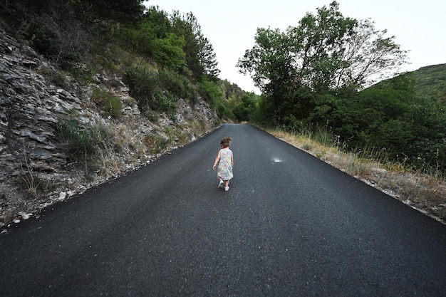 Babymädchen laufen in Bergstraße von Nocera Umbra Stadt und Gemeinde in der Provinz Perugia Italien