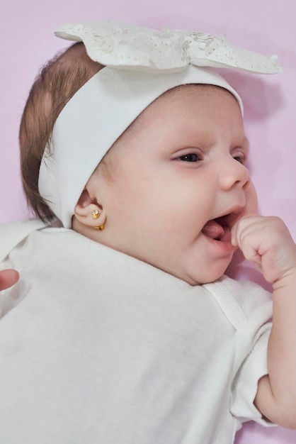 Babymädchen mit weißem Blumenstirnband