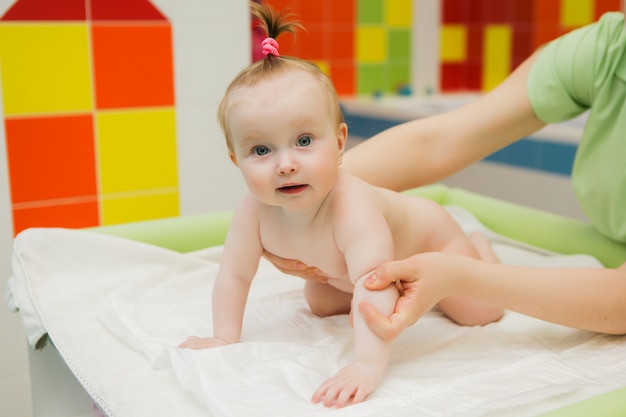 Babymassage, Arzt massiert oder macht Gymnastik Baby