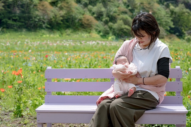 Babymutter und Blumengarten