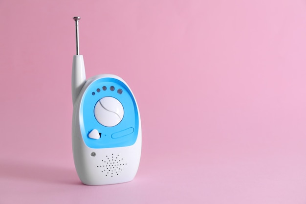 Babyphone auf Farbe. Radio Kindermädchen