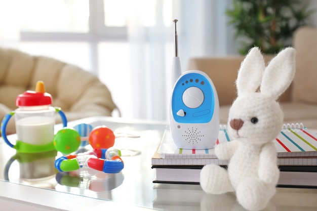 Babyphone und verschiedene Accessoires auf dem Tisch im Zimmer. Radio Kindermädchen