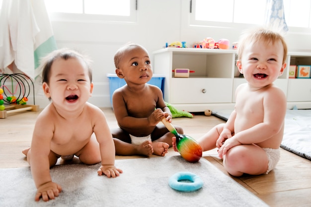 Babys, die zusammen in einem Spielzimmer spielen