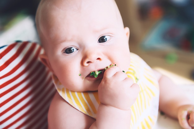 Babys erste feste Nahrung Gesunde Kinderernährung