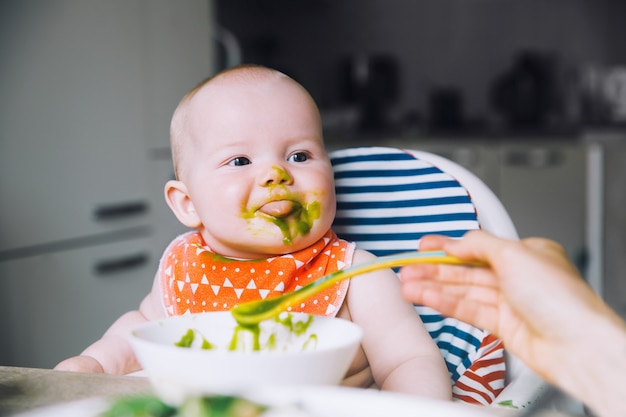 Babys erste feste Nahrung Gesunde Kinderernährung