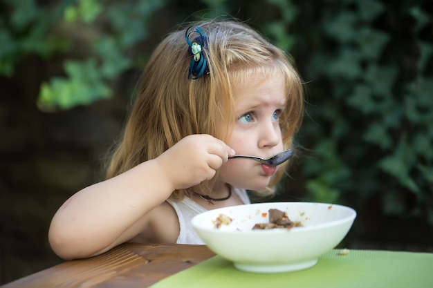 Babys essen, gesundes Essen für ein Baby. Gesundes Kinderfrühstück.