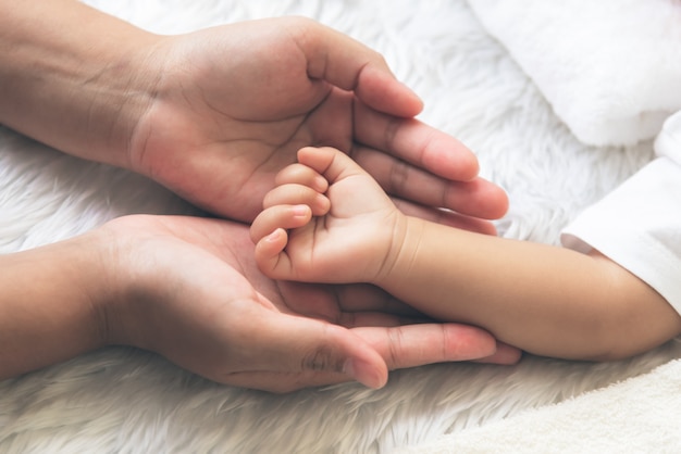 Babys Hand Auf die Hand der Mutter gelegt, ist Liebe, Familienbeziehung.