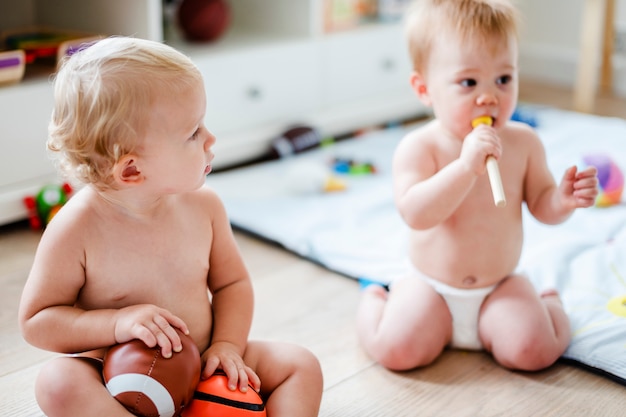 Foto babys in windeln spielen zusammen