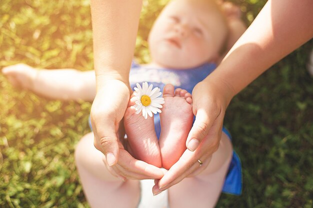 Babys pies diminutos pies infantiles Concepto de cuidado del bebé Maternidad natural