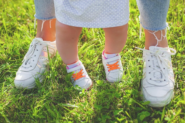 Babys primeros pasos madres y bebés pies closeup imagen