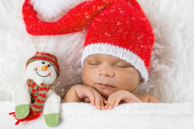 Babys sind in Weihnachtsmannmützen Neujahrs- und Weihnachtskarte