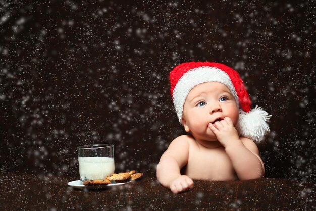 Babys sind in Weihnachtsmannmützen Neujahrs- und Weihnachtskarte