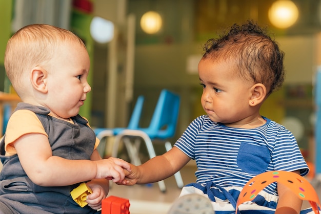 Babys spielen zusammen.