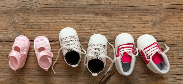 Babyschuhe auf hölzernem Hintergrund, Top-View